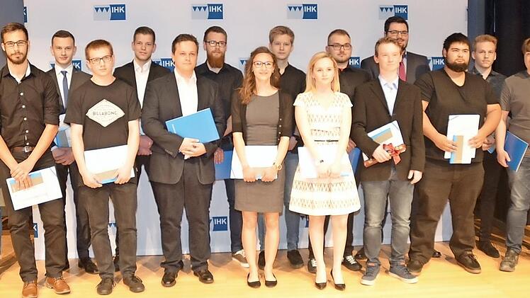 Die Prüfungsbesten (großes Bild) der Berufsausbildung, alle mit Note 1 - hier mit IHK-Vizepräsident Hans Rebhan (r.), der auch (kleines Bild) Meisterpreisträger Wilhelm Steinbach (l.) die Urkunde überreichte. Fotos: K.-H.Hofmann