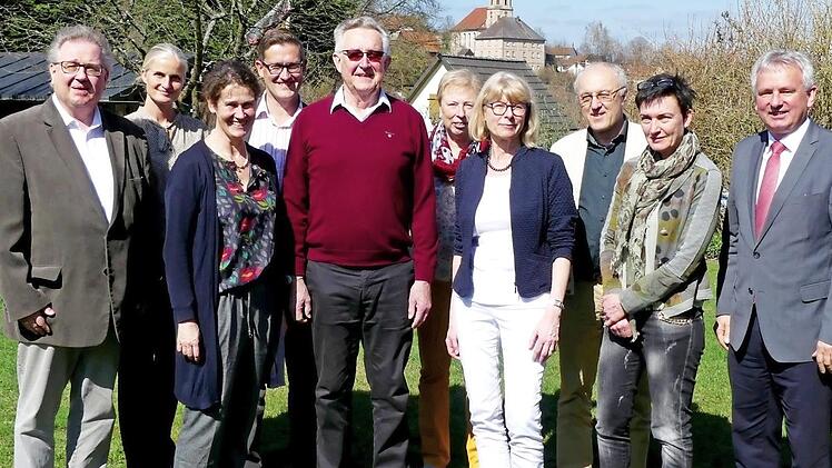 Ein Teil der Gratulanten (von links): Pfarrer Peter Ahrens, Gesche Geier, Tochter Birgit Mislik, Sohn Hans Martin Gräbner, Werner Gräbner, Gerlinde Muhr, Rektorin Katharina John, Siegfried Tröger, Elisabeth Wildfeuer und Bürgermeister Werner Diersch  Foto: Dieter Hübner