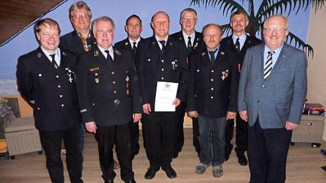 Geehrt wurden Gerhard Maaser (Mitte) mit dem staatlichen Ehrenzeichen in Gold sowie Heinrich Roth (Dritter von rechts) f&uuml;r 20-j&auml;hrige T&auml;tigkeit als Kommandant.  Foto: Dieter Wolf