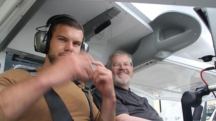 Headset auf und ab geht's: FT-Volontär Sven Dörr (rechts) macht sich bereit  zum Rundflug mit Gerold Mahlmeister.