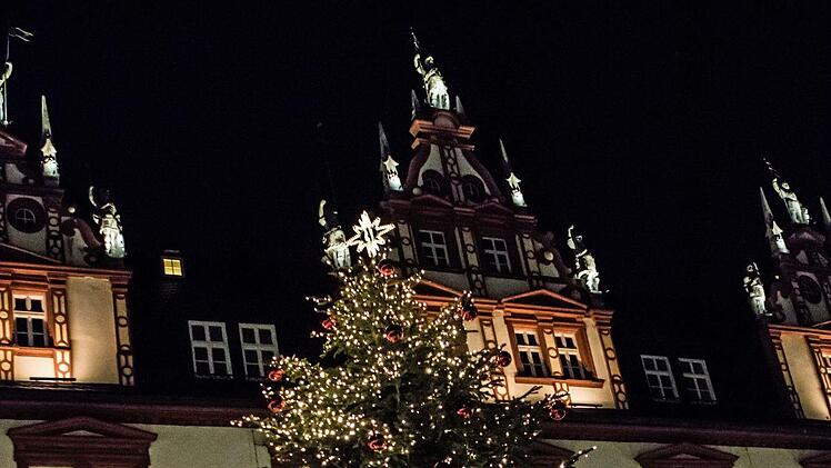 Coburg in der Adventszeit 2020: Blick auf den Weihnachtsbaum ohne Weihnachtsmarkt.Foto: Jochen Berger