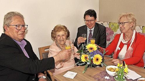 Vize-B&uuml;rgermeister G&uuml;nter Schulz (l.), stellvertretender Landrat Manfred Bachmayer und Heimleiterin Beate Bednarski gratulieren Hannilore Volkert.