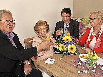 Vize-Bürgermeister Günter Schulz (l.), stellvertretender Landrat Manfred Bachmayer und Heimleiterin Beate Bednarski gratulieren Hannilore Volkert.