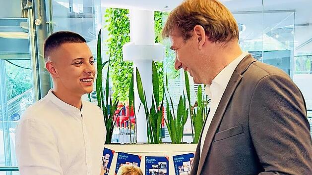 Lasse Bergrath nimmt die Glückwünsche von Landrat Hermann Ulm entgegen.