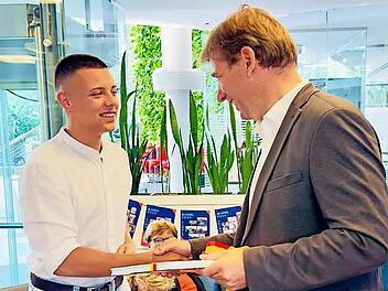 Lasse Bergrath nimmt die Glückwünsche von Landrat Hermann Ulm entgegen.