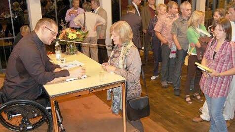 Mehr als eine Stunde lang signierte Florian Sitzmann nach seiner Lesung im Haus Contakt Bücher.  Foto: Oliver Schmidt