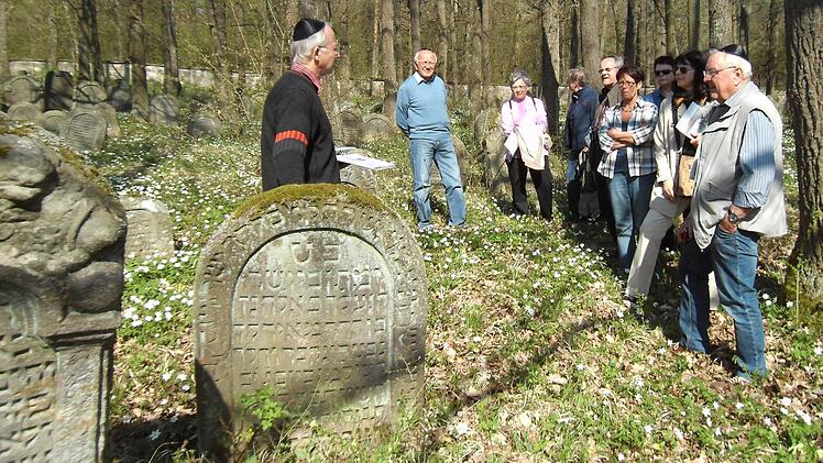 Hansfried Nickel (links) ist ein gefragter Fachmann für die jüdische Geschichte der Region. Bei dem Gang durch den Judenfriedhof am Steinberg in Ebern erläuterte er Mitgliedern des Kreislehrerverbands dieser Tage einzelne Grabsteine und wusste anhand der Inschriften faszinierende Lebensgeschichten zu erzählen. Foto: jf