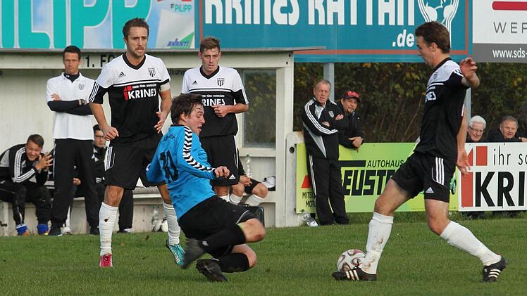 Der Schweinfurter Nino Scheidler (blaues Trikot) grätscht in den Ball des Sander Stefan Wasser (rechts), von links die Sander Daniel Rinbergas und Dominik Rippstein. Foto: Günther Geiling