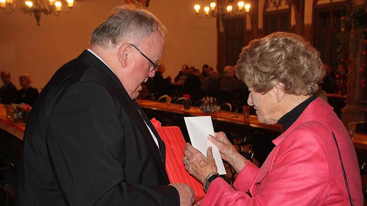 Der Jubilar mit Irmgard Edle von Traitteur, der Frau des verstorbenen ehemaligen Oberbürgermeisters.  Foto: Andreas Oswald