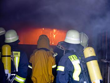 Feuer im Container und zwar zu "Studienzwecken". Diese Woche steht ein Übungscontainer vor dem Atemschutzzentrum in Strullendorf.Foto: Ronald Rinklef