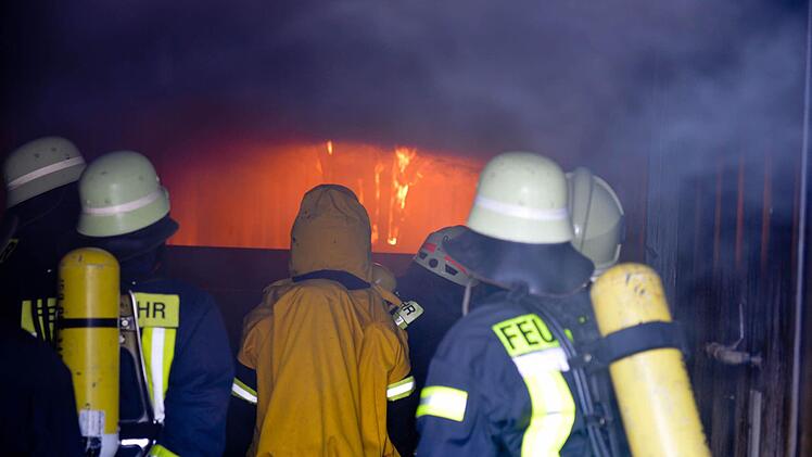 Feuer im Container und zwar zu "Studienzwecken". Diese Woche steht ein Übungscontainer vor dem Atemschutzzentrum in Strullendorf.Foto: Ronald Rinklef