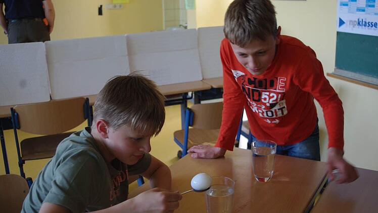 Lukas und Kevin (von links) beim Versuch "Das sinkende Ei"  Foto: Heike Schülein