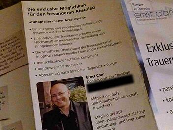 Mit diesem Flyer wirbt Ernst Cran für seine Trauerreden. Foto: Marion Krüger-Hundrup