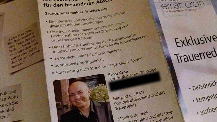 Mit diesem Flyer wirbt Ernst Cran für seine Trauerreden. Foto: Marion Krüger-Hundrup