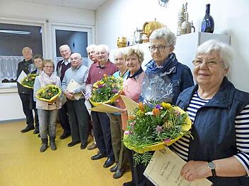 Die geehrten Sängerinnen und Sänger des Liederkranzes, im Vordergrund rechts Theresia Amon