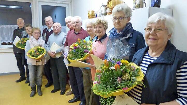 Die geehrten Sängerinnen und Sänger des Liederkranzes, im Vordergrund rechts Theresia Amon