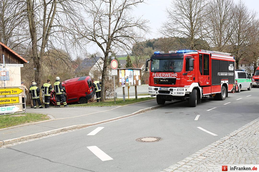 Marktschorgast: Vor Polizei geflüchtet und gegen Baum geprallt
