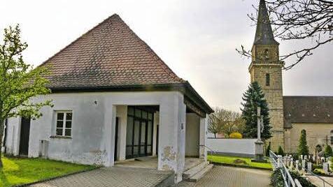 Die Aussegnungshalle auf dem Dormitzer Friedhof muss dringend erneuert werden. Foto: Karl Heinz Wirth