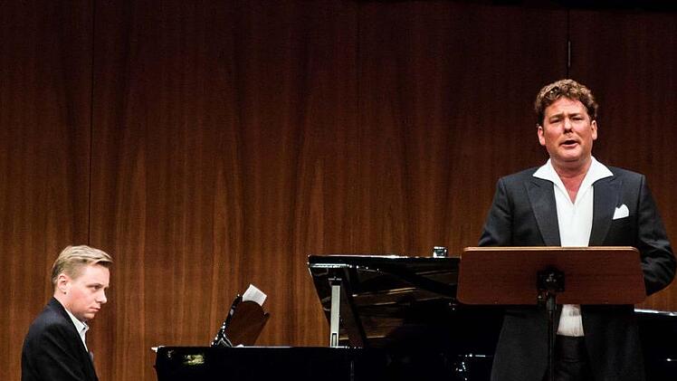 Mit einem Liederabend gastierte der international erfolgreiche Altus Matthias Rexroth bei der Coburger Gesellschaft der Musikfreunde. Am Klavier:: Marius Klubczuk.Jochen Berger