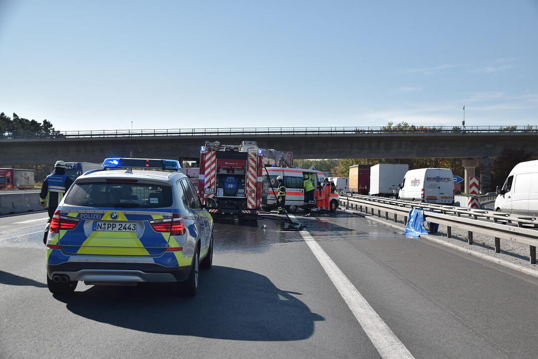 A6 bei Nürnberg: Kleintransporter fährt auf Stauende auf – Fahrer stirbt noch an Unfallstelle
