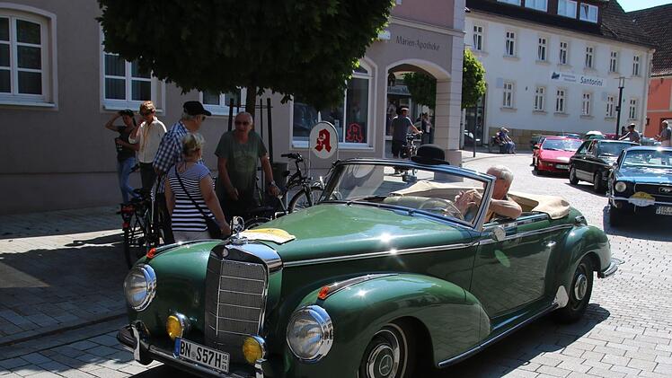 Ein Mercedes Benz 300 S Roadster, Baujahr 1953, bei der Passage der Staffelsteiner Bahnhofstraße.Matthias Einwag