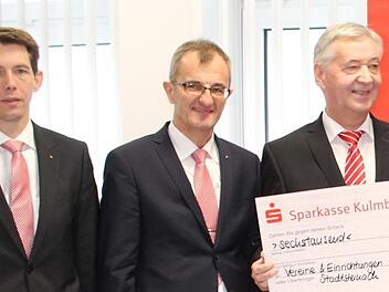 Harry Weiß (Mitte) oder Steffen Potstada (links)? Wer wird bei der Sparkasse Kulmbach-Kronach der Nachfolger von Vorstandsvorsitzendem Klaus-Jürgen Scherr, der in den Ruhestand geht? Unser Bild zeigt die drei Vorstände bei einer Spendenübergabe. Foto: Archiv