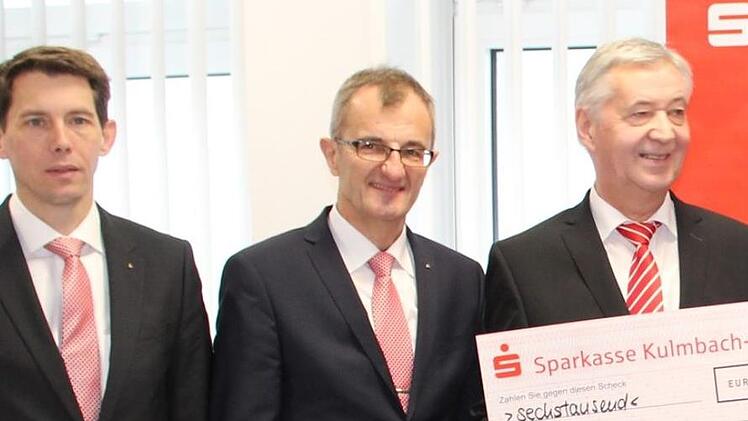 Harry Weiß (Mitte) oder Steffen Potstada (links)? Wer wird bei der Sparkasse Kulmbach-Kronach der Nachfolger von Vorstandsvorsitzendem Klaus-Jürgen Scherr, der in den Ruhestand geht? Unser Bild zeigt die drei Vorstände bei einer Spendenübergabe. Foto: Archiv