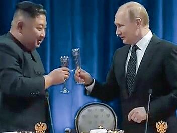 Wladimir Putin (rechts) bei einem Treffen mit dem nordkoreanischen Pr&auml;sidenten Kim Jong Un. Der liefert ihm vor allem Soldaten.
