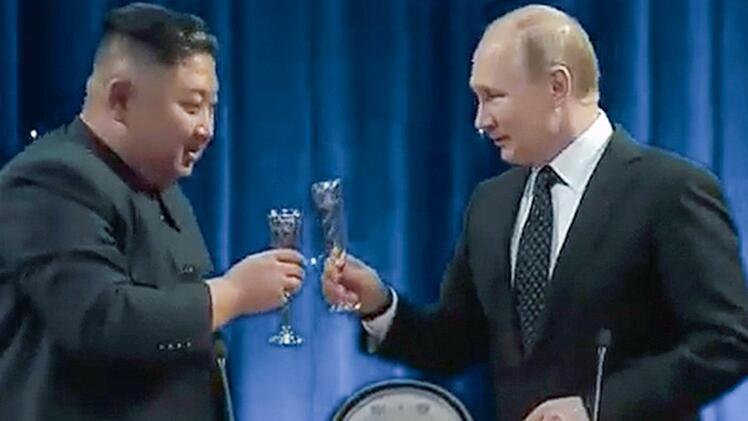 Wladimir Putin (rechts) bei einem Treffen mit dem nordkoreanischen Pr&auml;sidenten Kim Jong Un. Der liefert ihm vor allem Soldaten.