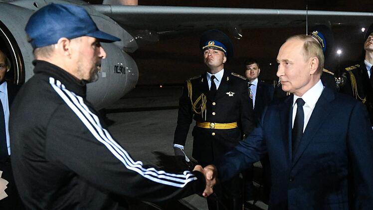 Zu seinen Geheimdienstagenten hat Wladimir Putin eine enge Verbindung. Er selbst durchlief eine Ausbildung beim KGB.