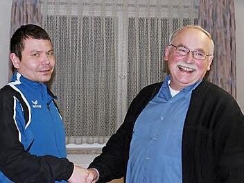 Bürgermeister Martin (rechts) freute sich sichtlich, Sebastian Bock als neuen Feuerwehrreferenten begrüßen zu dürfen. Wer Edgar Kempfs Nachfolger als Gemeinderat wird, steht noch nicht fest. Foto: Katharina Becht