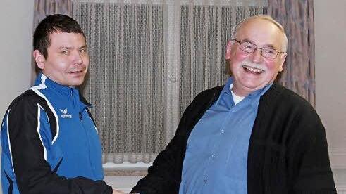 Bürgermeister Martin (rechts) freute sich sichtlich, Sebastian Bock als neuen Feuerwehrreferenten begrüßen zu dürfen. Wer Edgar Kempfs Nachfolger als Gemeinderat wird, steht noch nicht fest. Foto: Katharina Becht