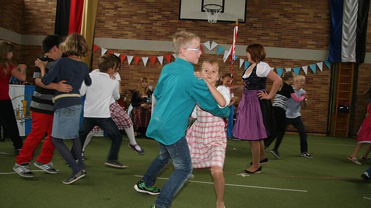Richtig heiß her ging es beim Hopperer-Tanz, den die dritte Klasse einstudiert hatte.