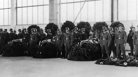 Militärische Trauerfeier für die am Staffelberg abgestürzten Flieger in der Flugzeughalle in Giebelstadt