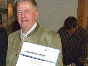 Das Siegel der Handwerkskammer Unterfranken in Gold erhielt der Mottener Schreinermeister Werner Paltian.Foto: Handwerkskammer