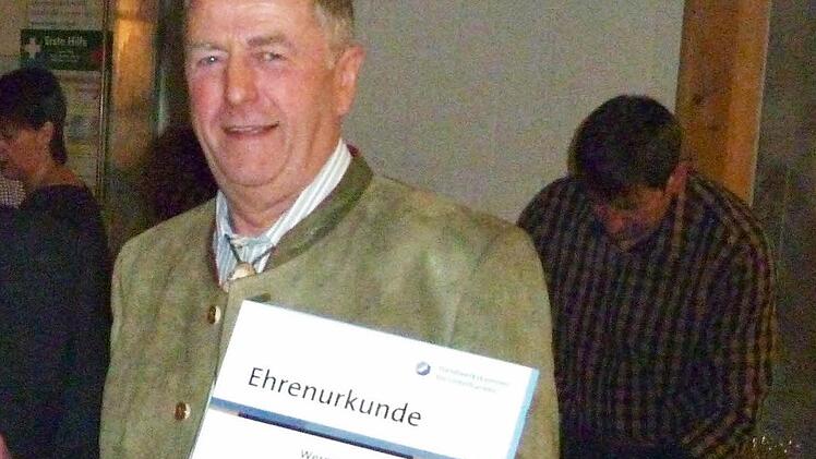 Das Siegel der Handwerkskammer Unterfranken in Gold erhielt der Mottener Schreinermeister Werner Paltian.Foto: Handwerkskammer