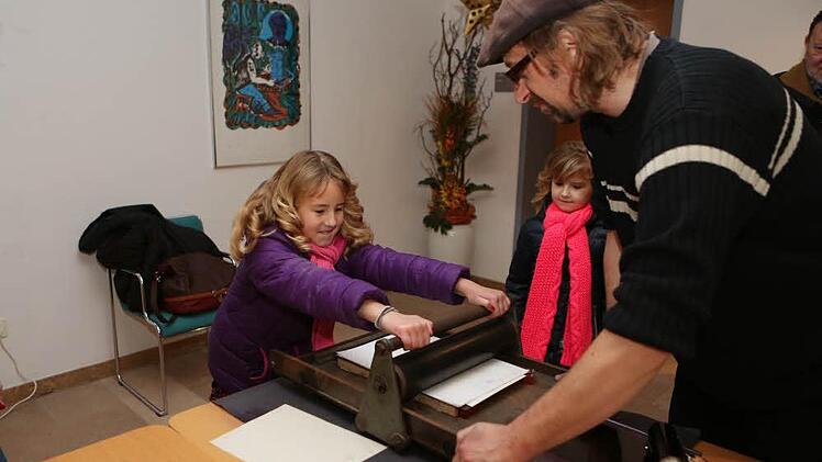 An der Handpresse müssen die Kinder selbst Hand anlegen... Foto: Barbara Herbst