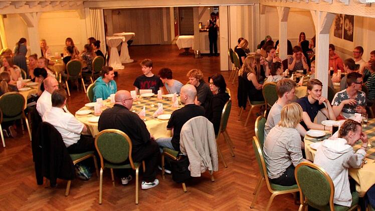 Gemütliches Beisammensein am VorabendFoto: Johanna Blum