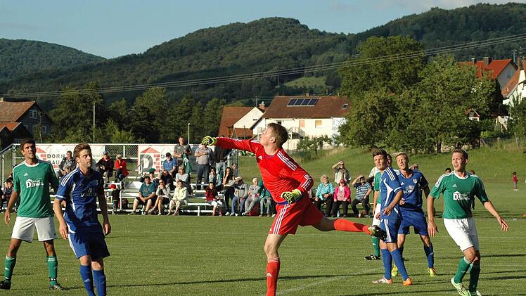 Szene aus dem Spiel des SV Riedenberg (grüne Trikots) gegen den TSV Münnerstadt (3:1). Foto: Sebastian Schmitt(