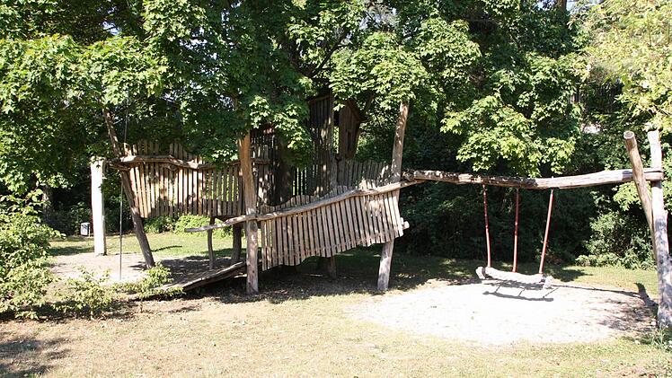 Die Spielplatz-Tester auf dem Euerdorfer Spielplatz. Foto: Ralf Ruppert