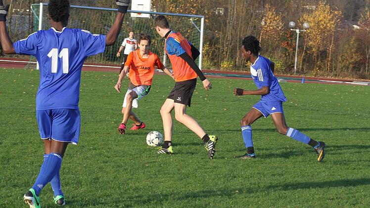 Völkerverständigung beim Fußball - keine Mannschaft schenkte den anderen den Sieg