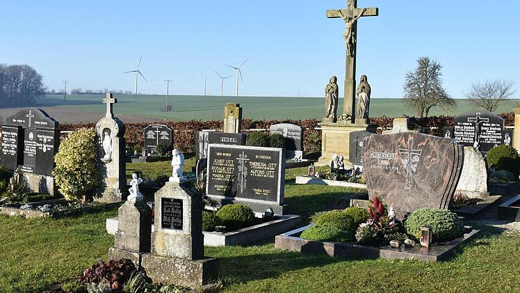 Der Gemeinderat Gädheim stimmte der Änderung der Friedhofsgebührensatzung und der Änderungssatzung zur Friedhofssatzung zu. Foto: Ulrike Langer
