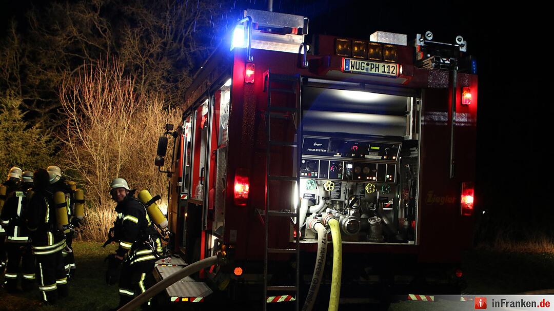 Wohnhaus geht lichterloh in Flammen auf