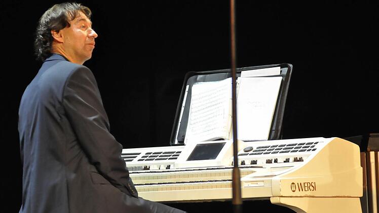 Wenn man Michael Kunz und seine Wersi-Orgel im Hause hat, braucht man kein Streichorchester.  Foto: Peter Klopf