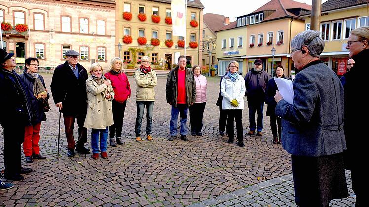 Eva Albert informiert bei der Stadtführung über die klugen Köpfe. Foto: Gerd Schaar