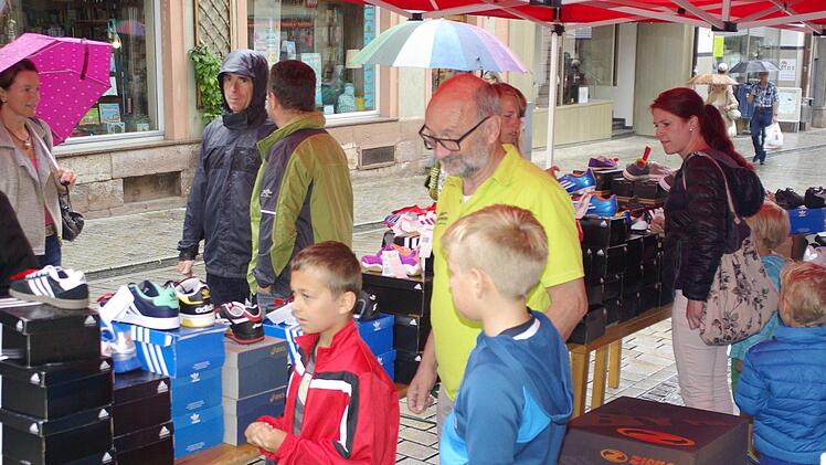 Sportgeschäft-Inhaber Dieter Hohmann blieb auf den Badehosen sitzen. Lediglich Sportschuhe weckten ein leichtes Interesse.  Foto: Winfried Ehling