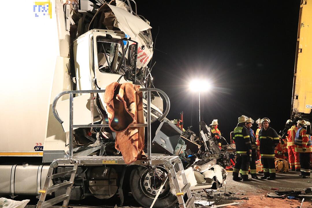 Zwei tödliche Unfälle auf der A3 in kurzer Zeit: Zwei Lkw rasen jeweils in Stauende
