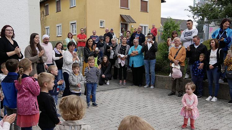 Kinder sangen beim Septemberfest ein Lied. Foto: Manja von Nida