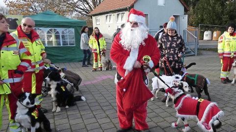 Der Nikolaus kam mit seinen tierischen Freunden zu Besuch und verteilte Leckerlis an die Vierbeiner und S&uuml;&szlig;igkeiten an die Kinder.
