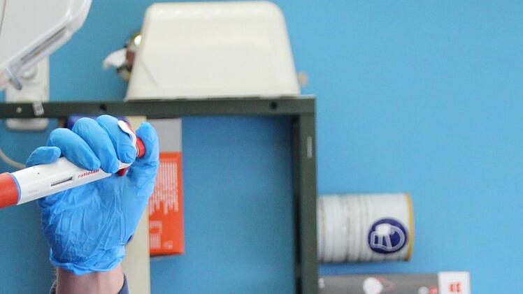 Techniker Jürgen Loose prüft Wasserproben im Labor. Benedikt Borst